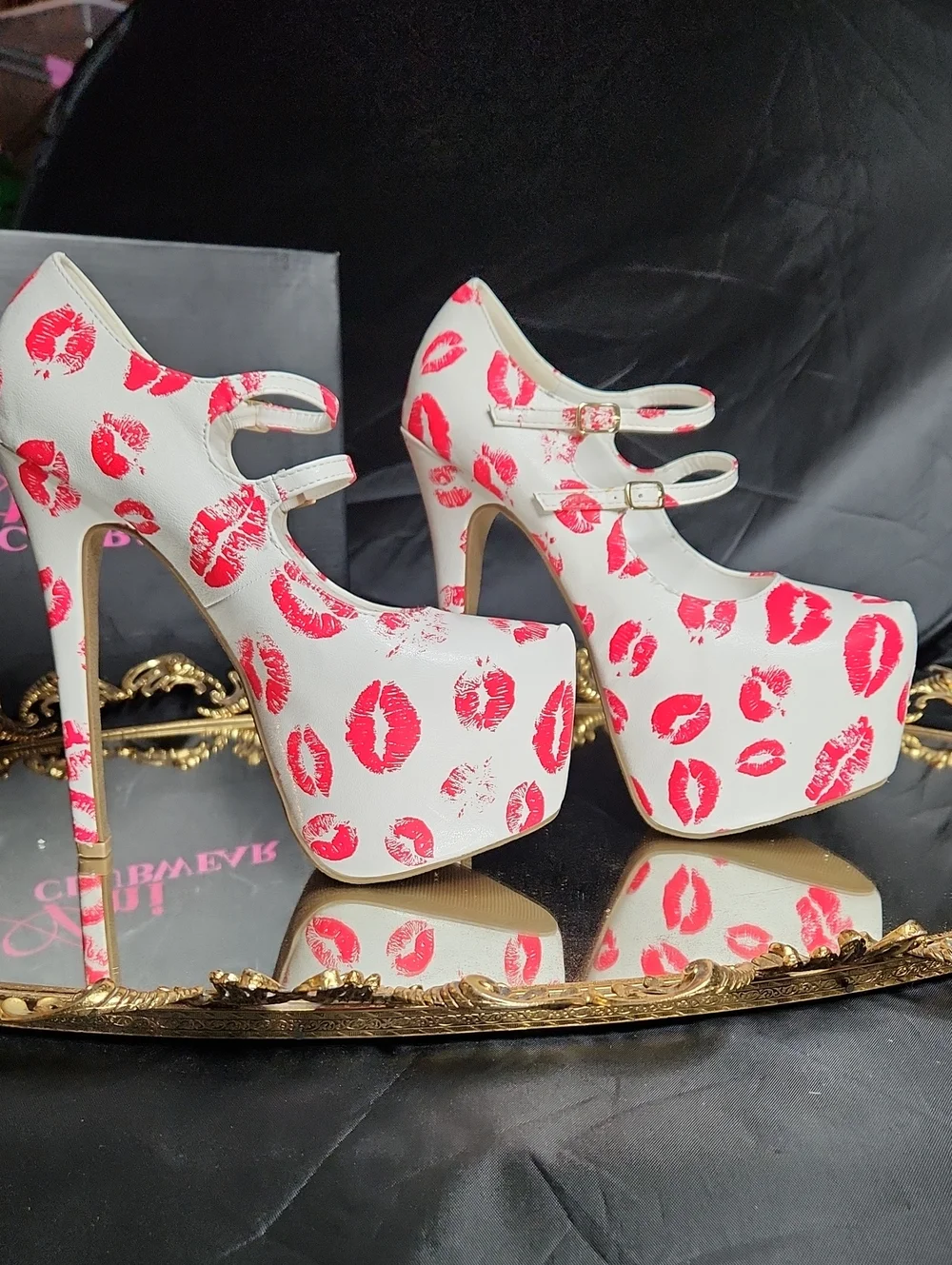 White Platform Pumps with Red Kiss Print Ami Clubwear